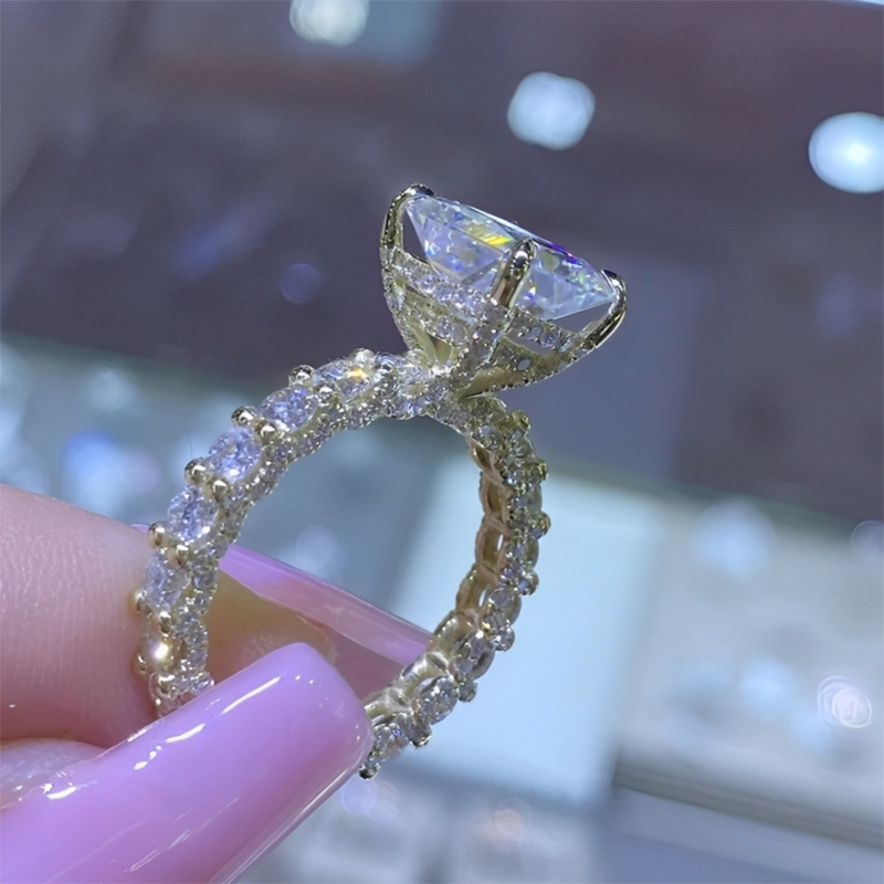 Helloice Glowing Radiant Cut Halo Engagement Ring